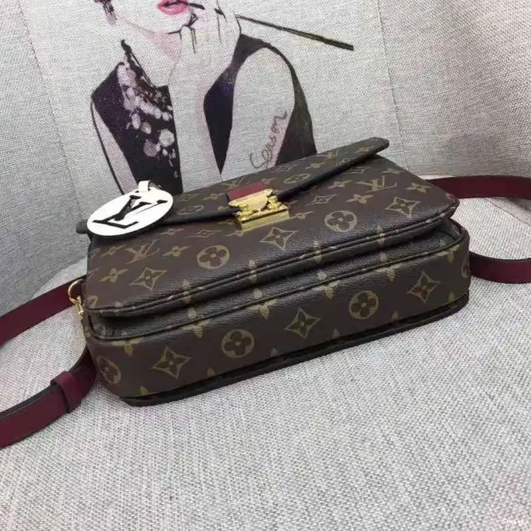 19B570337 Bags LV 0824